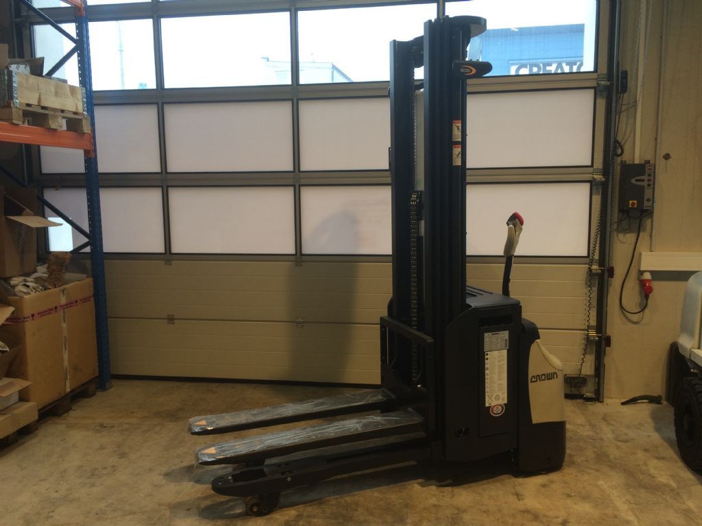Crown ESi 4000 1.6TT High Lift stacker www.staplertechnik.at Crown ESi 4000 1.6TT High Lift stacker www.staplertechnik.at