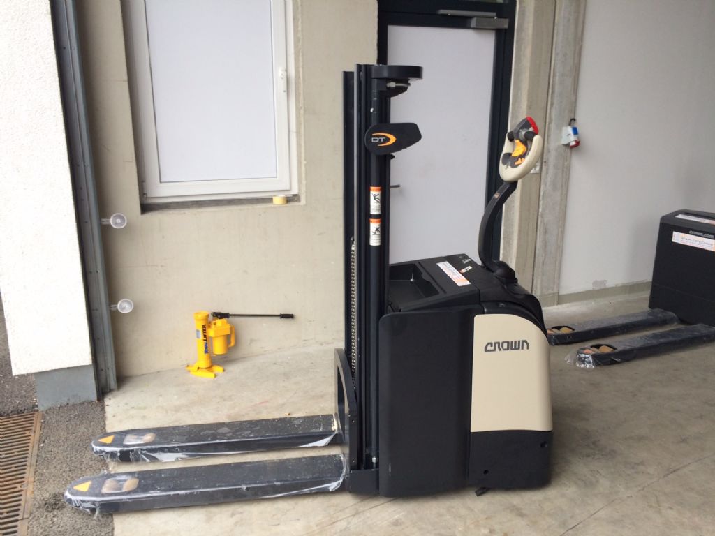 Crown DT3040 TF 2600 High Lift stacker www.staplertechnik.at Crown DT3040 TF 2600 High Lift stacker www.staplertechnik.at