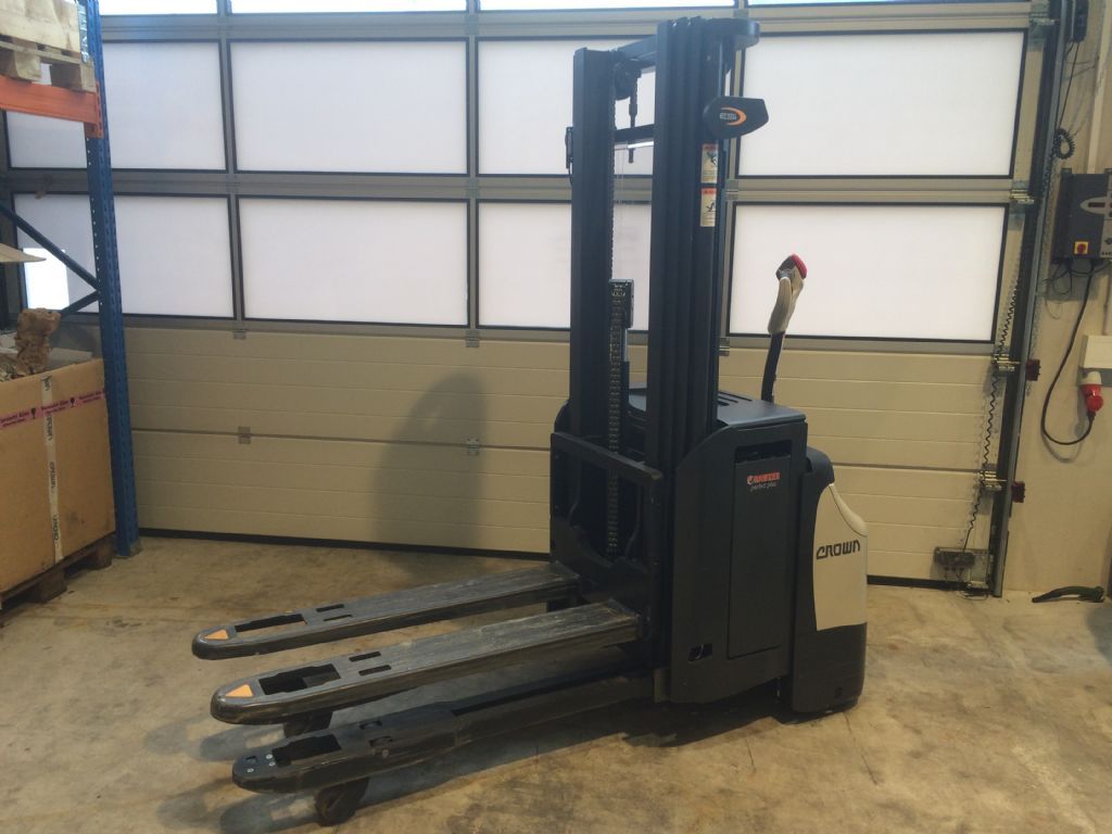 Crown ESi4000 1.4TT High Lift stacker www.staplertechnik.at Crown ESi4000 1.4TT High Lift stacker www.staplertechnik.at