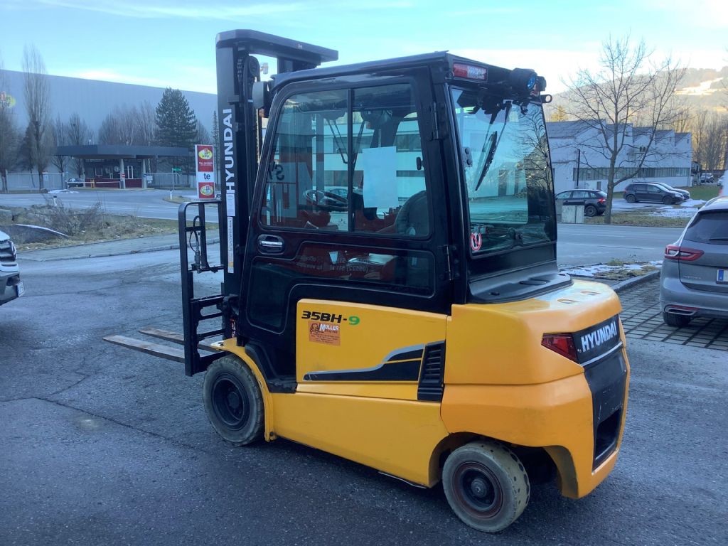 Hyundai 35BH-9 Electric 4-wheel forklift www.staplertechnik.at Hyundai 35BH-9 Electric 4-wheel forklift www.staplertechnik.at