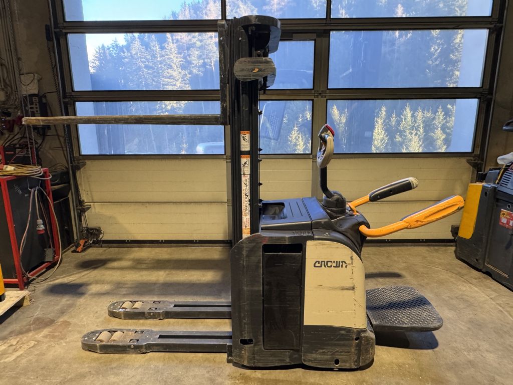 Crown ETi4000 1.2 TT4440  Hochhubwagen www.staplertechnik.at