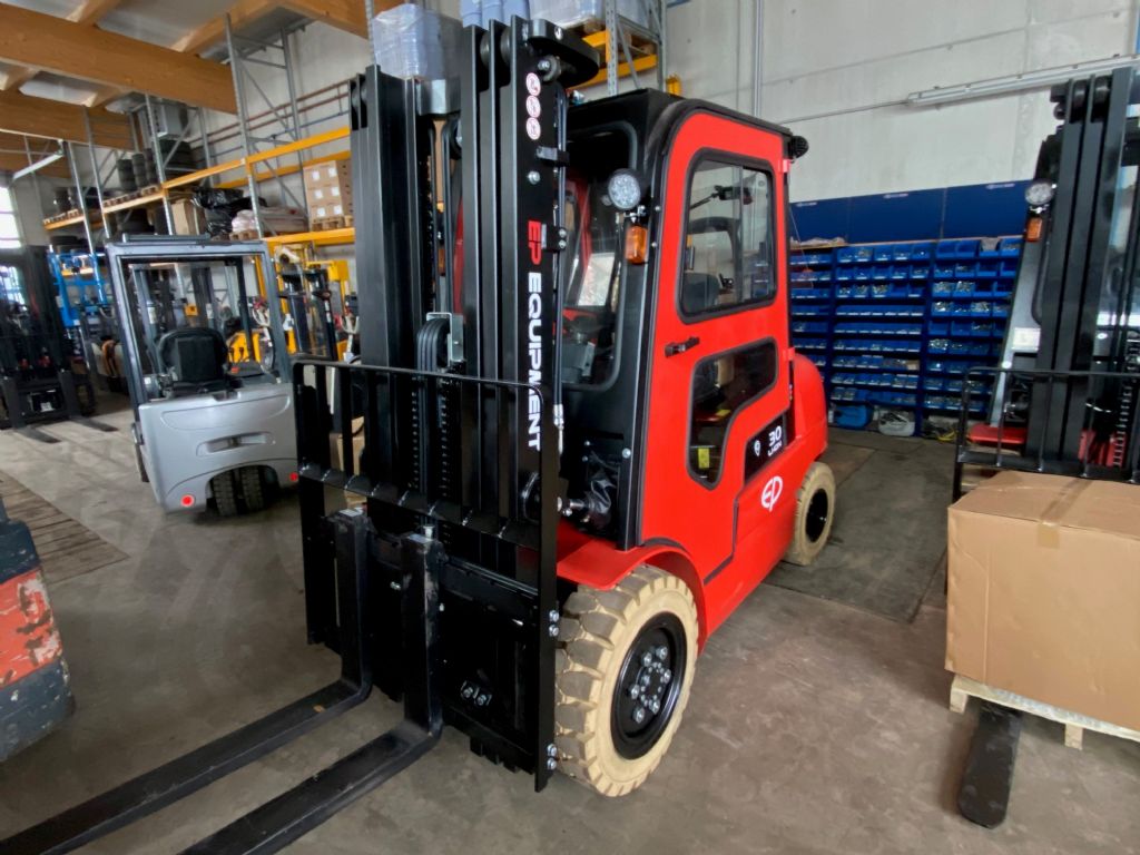 EP EFL302 LI-ION Electric 4-wheel forklift www.staplertechnik.at EP EFL302 LI-ION Electric 4-wheel forklift www.staplertechnik.at