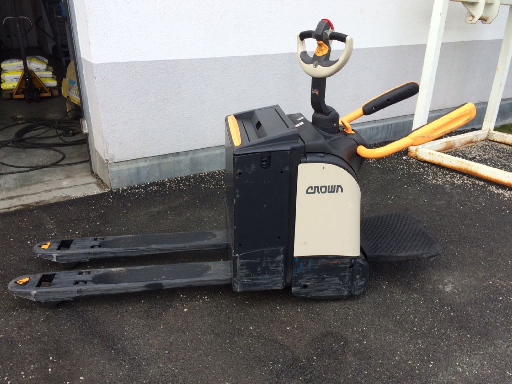 Crown 2.0 WT 3040 Electric Pallet Truck www.staplertechnik.at Crown 2.0 WT 3040 Electric Pallet Truck www.staplertechnik.at