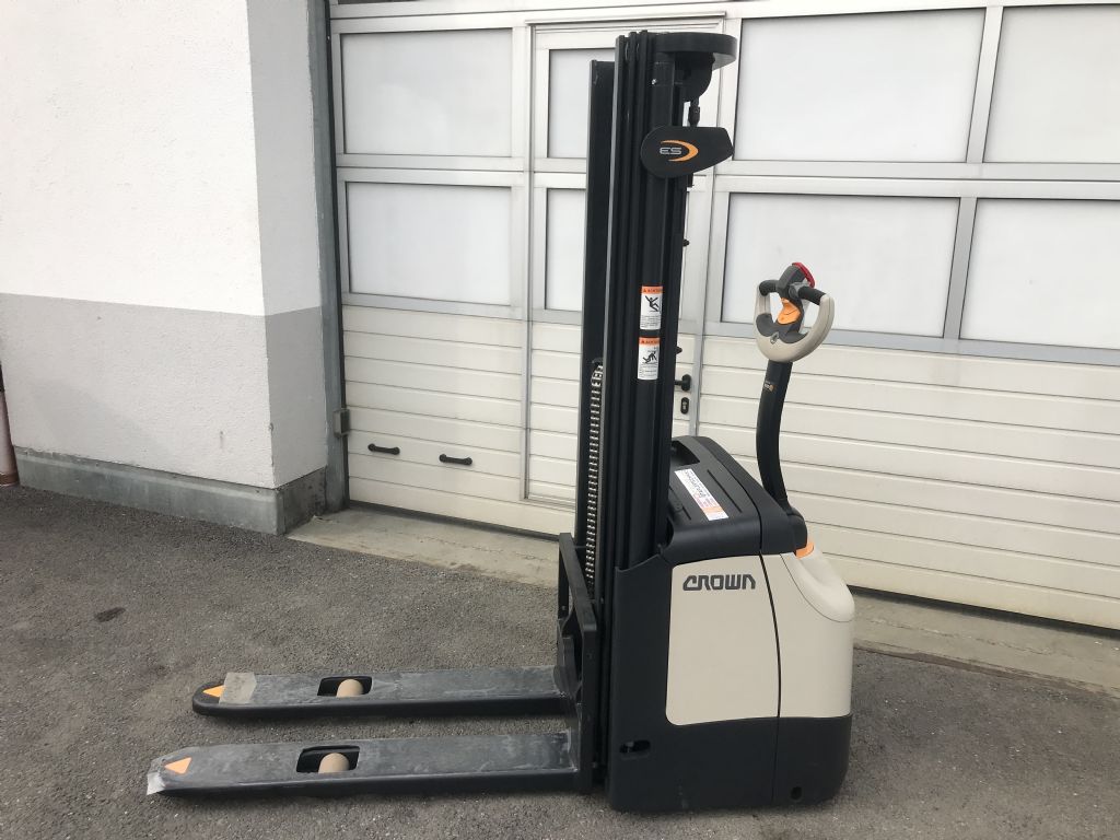 Crown ES 4000 1.2 TL High Lift stacker www.staplertechnik.at Crown ES 4000 1.2 TL High Lift stacker www.staplertechnik.at