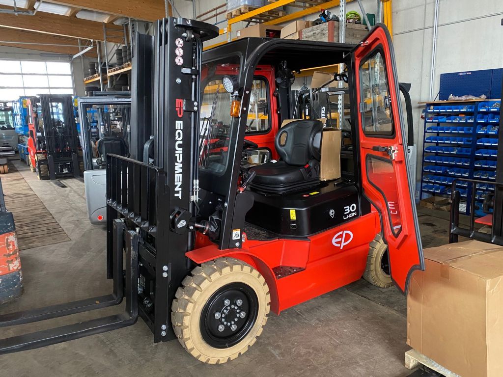 EP EFL302 LI-ION Electric 4-wheel forklift www.staplertechnik.at EP EFL302 LI-ION Electric 4-wheel forklift www.staplertechnik.at