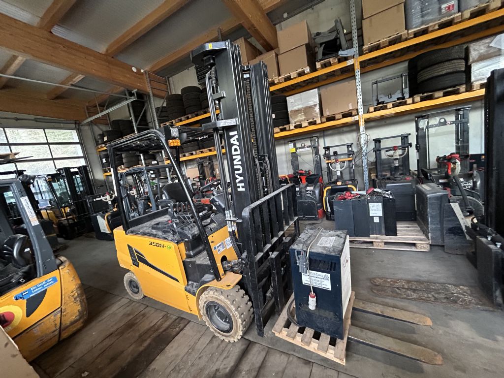 Hyundai 35BH-9 Electric 4-wheel forklift www.staplertechnik.at Hyundai 35BH-9 Electric 4-wheel forklift www.staplertechnik.at