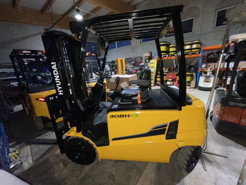 Hyundai 30BH-9 Electric 4-wheel forklift www.staplertechnik.at Hyundai 30BH-9 Electric 4-wheel forklift www.staplertechnik.at