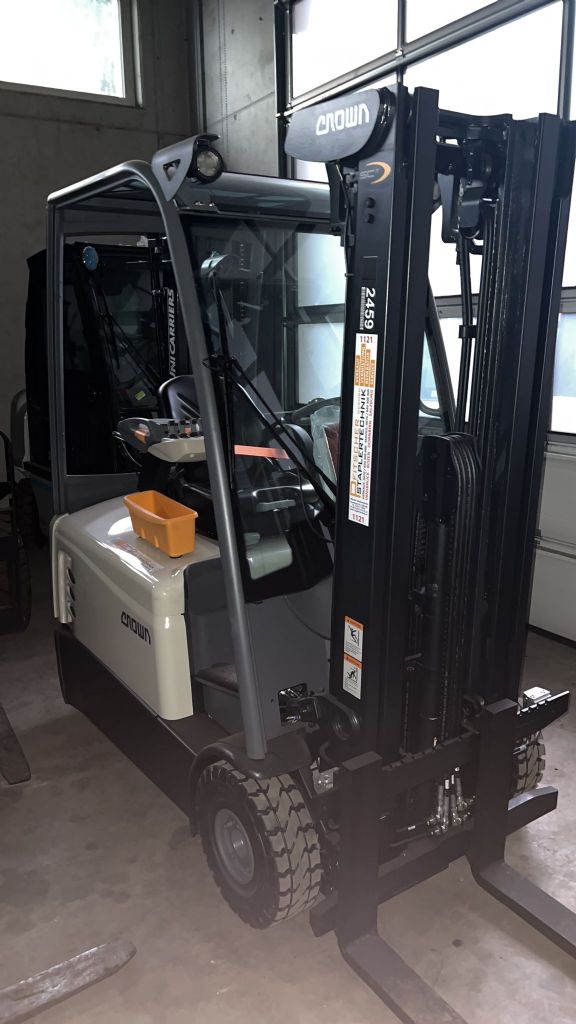 Crown SCT6040 1.6 TT4825 Electric 3-wheel forklift www.staplertechnik.at Crown SCT6040 1.6 TT4825 Electric 3-wheel forklift www.staplertechnik.at