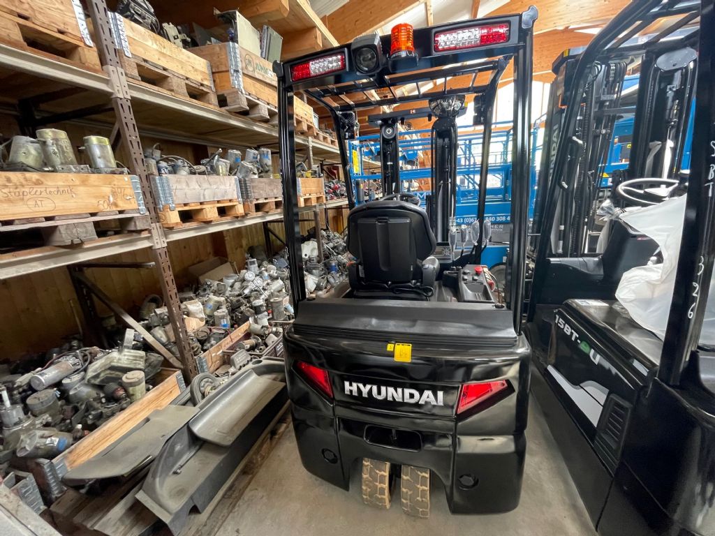 Hyundai 15BT-9U Electric 3-wheel forklift www.staplertechnik.at Hyundai 15BT-9U Electric 3-wheel forklift www.staplertechnik.at
