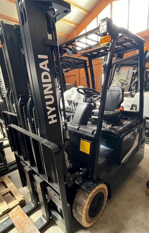 Hyundai 15BT-9U Electric 3-wheel forklift www.staplertechnik.at Hyundai 15BT-9U Electric 3-wheel forklift www.staplertechnik.at
