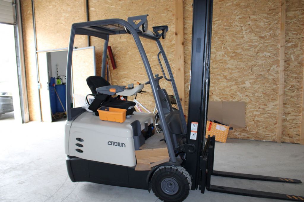 Crown SCT 6060-1.6 Electric 3-wheel forklift www.staplertechnik.at Crown SCT 6060-1.6 Electric 3-wheel forklift www.staplertechnik.at
