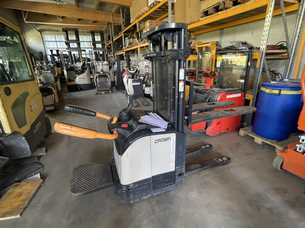 Crown ET4000 1.6 TF4000 High Lift stacker www.staplertechnik.at Crown ET4000 1.6 TF4000 High Lift stacker www.staplertechnik.at