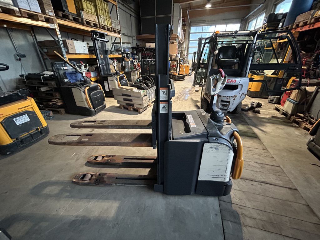 Crown DT3040 ETL High Lift stacker www.staplertechnik.at