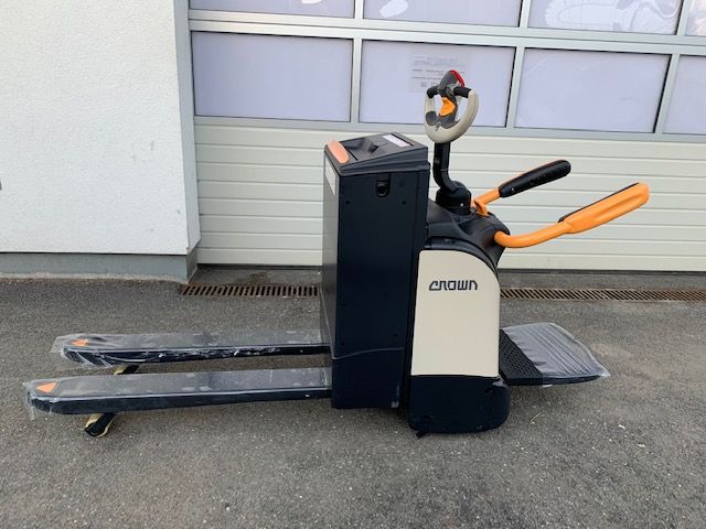 Crown WT 3040 Electric Pallet Truck www.staplertechnik.at Crown WT 3040 Electric Pallet Truck www.staplertechnik.at