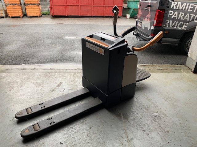 Crown 2.0 WT 3020 M3-2-2-S-O Electric Pallet Truck www.staplertechnik.at Crown 2.0 WT 3020 M3-2-2-S-O Electric Pallet Truck www.staplertechnik.at
