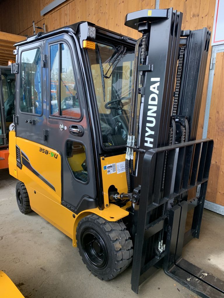 Hyundai 35B-9U Electric 4-wheel forklift www.staplertechnik.at Hyundai 35B-9U Electric 4-wheel forklift www.staplertechnik.at
