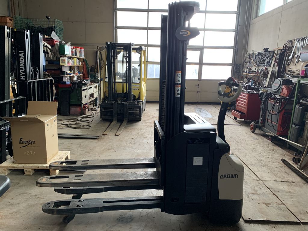 Crown ESi4000 1.2TT High Lift stacker www.staplertechnik.at