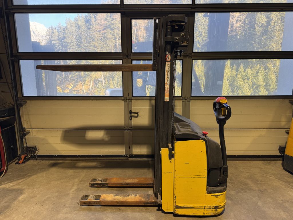 OM CN 14 Hochhubwagen www.staplertechnik.at OM CN 14 Hochhubwagen www.staplertechnik.at