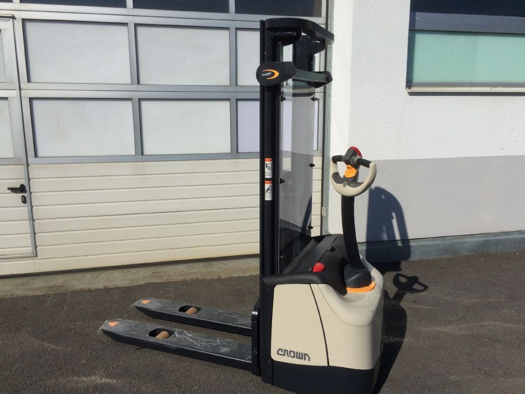 Crown WF 3000 1.0 NT High Lift stacker www.staplertechnik.at Crown WF 3000 1.0 NT High Lift stacker www.staplertechnik.at