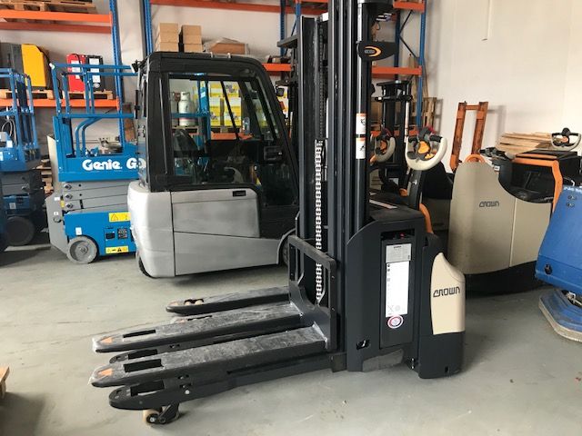 Crown ESi4000 1.6TT High Lift stacker www.staplertechnik.at Crown ESi4000 1.6TT High Lift stacker www.staplertechnik.at