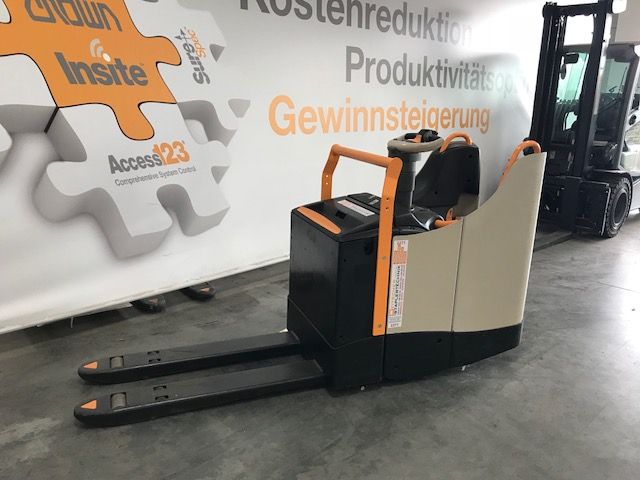 Crown WT 3040 Electric Pallet Truck www.staplertechnik.at Crown WT 3040 Electric Pallet Truck www.staplertechnik.at