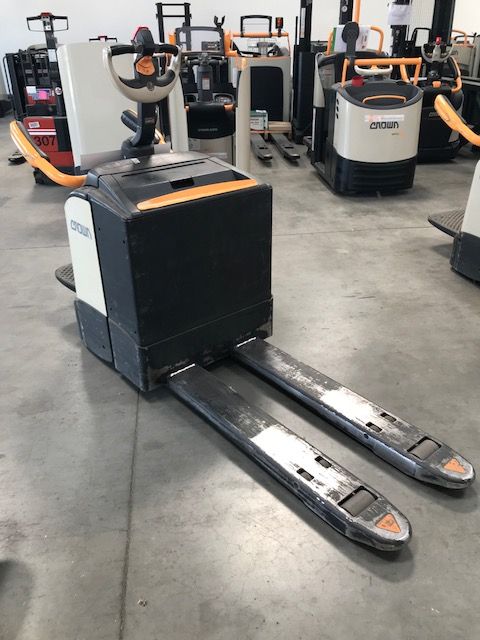 Crown WT3040 2.0 Electric Pallet Truck www.staplertechnik.at Crown WT3040 2.0 Electric Pallet Truck www.staplertechnik.at