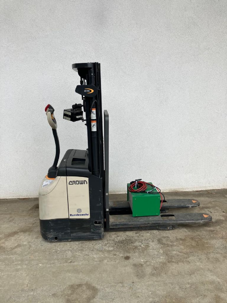 Crown ES 4000 1.2 TT High Lift stacker www.staplertechnik.at