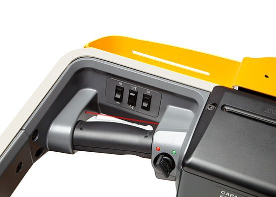 Crown-WAV60-118-Mittelhubkommissionierer-www.staplertechnik.at