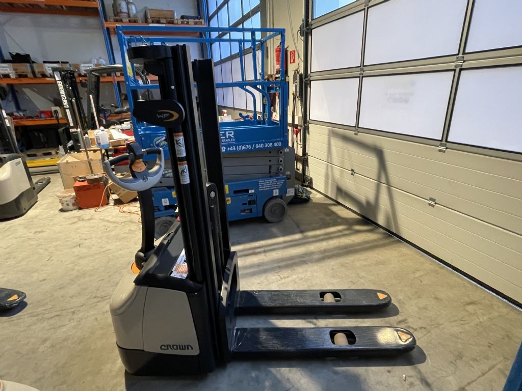 Crown WF 3000 1.2 TF High Lift stacker www.staplertechnik.at Crown WF 3000 1.2 TF High Lift stacker www.staplertechnik.at