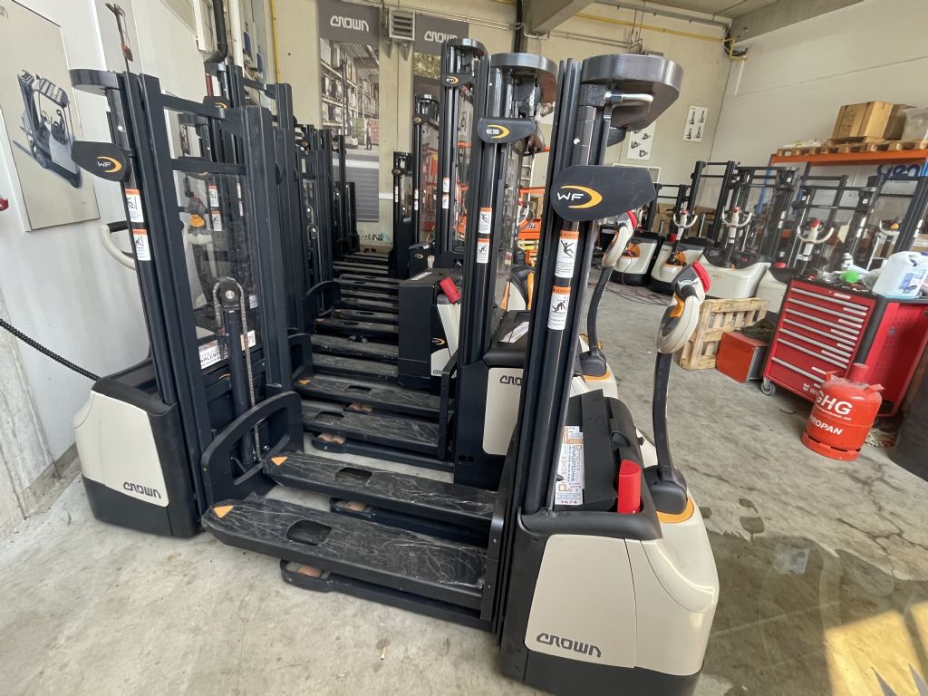 Crown WF 3000 1.2 TF High Lift stacker www.staplertechnik.at