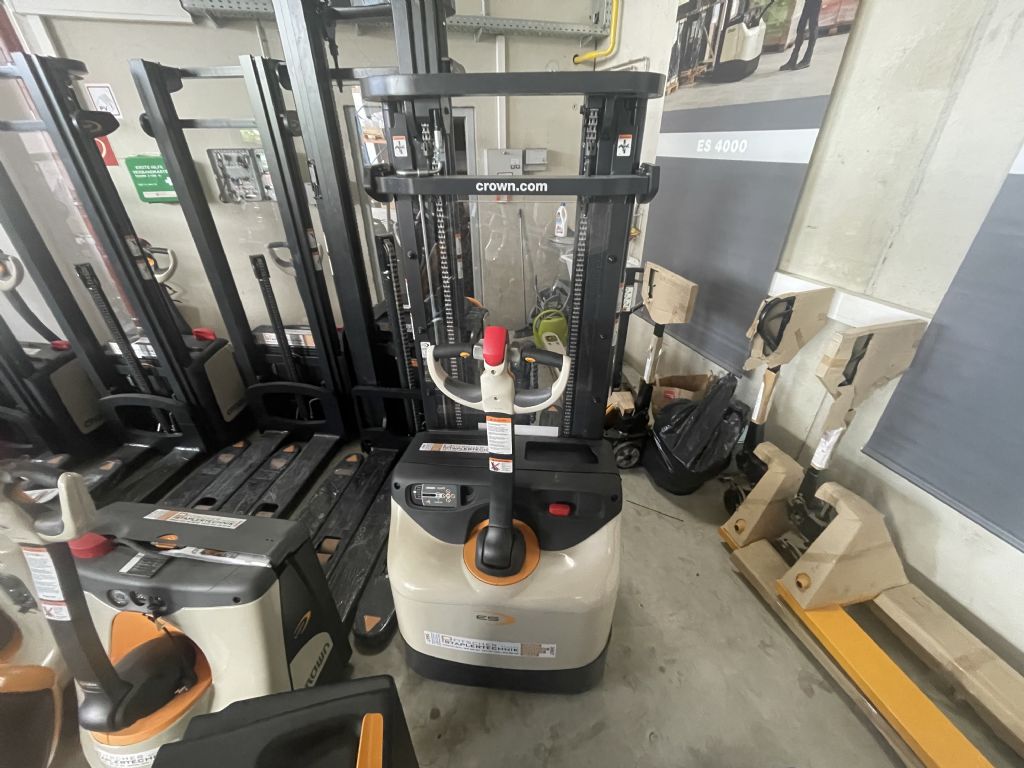 Crown ES4000 1.2 TT4440 High Lift stacker www.staplertechnik.at Crown ES4000 1.2 TT4440 High Lift stacker www.staplertechnik.at