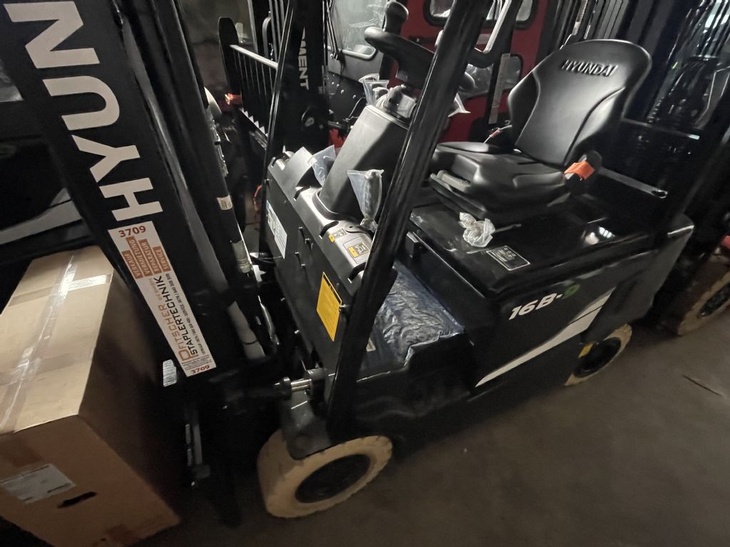 Hyundai 16B-9 Electric 4-wheel forklift www.staplertechnik.at