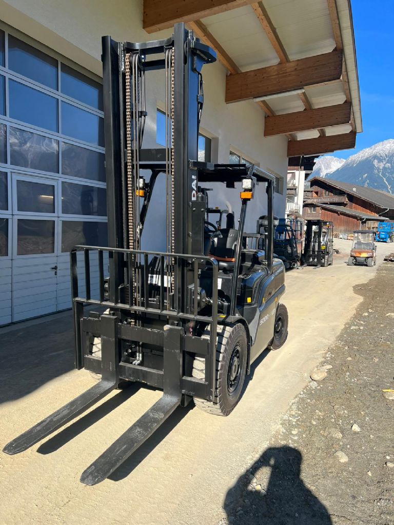 Hyundai 50DN-9VB Diesel Forklift www.staplertechnik.at Hyundai 50DN-9VB Diesel Forklift www.staplertechnik.at