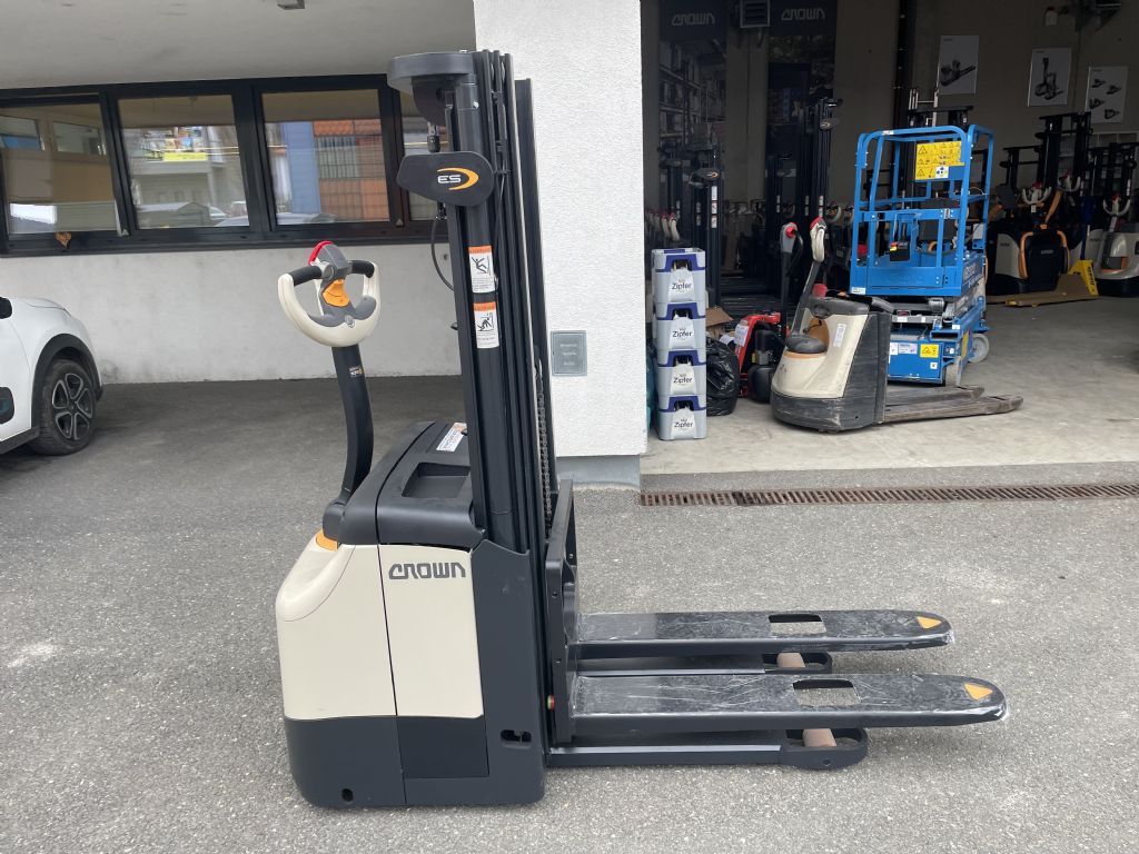 Crown ES4000 1.2 TT4440 High Lift stacker www.staplertechnik.at