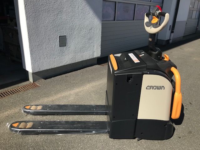 Crown WT 3040 Electric Pallet Truck www.staplertechnik.at