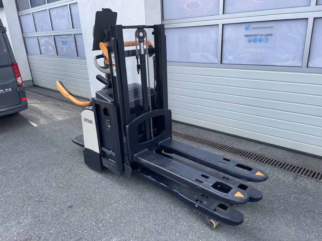 Crown-DT3040 -Hochhubwagen-www.staplertechnik.at