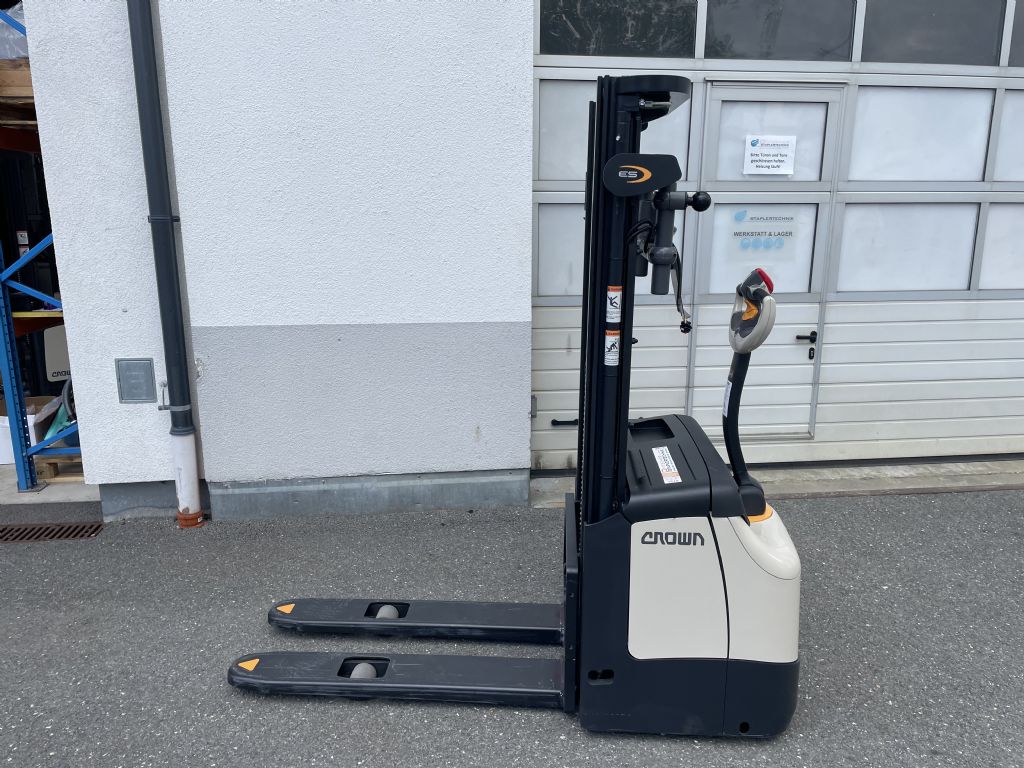 Crown-ES4000 1.2 Lithium-Hochhubwagen-www.stapler-mueller.com