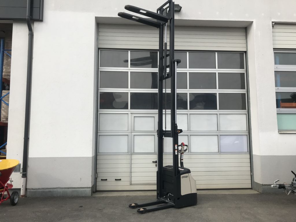 Crown ES 4000 1.2 TT High Lift stacker www.staplertechnik.at