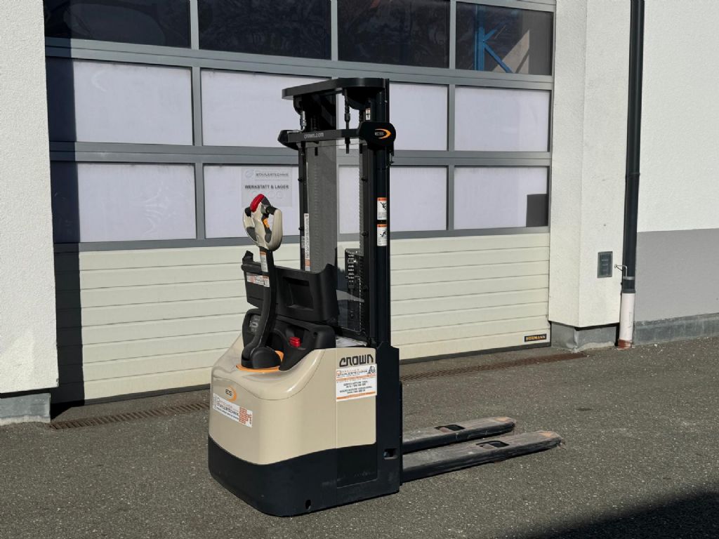 Crown ES4000 1.2 TT4440 High Lift stacker www.staplertechnik.at