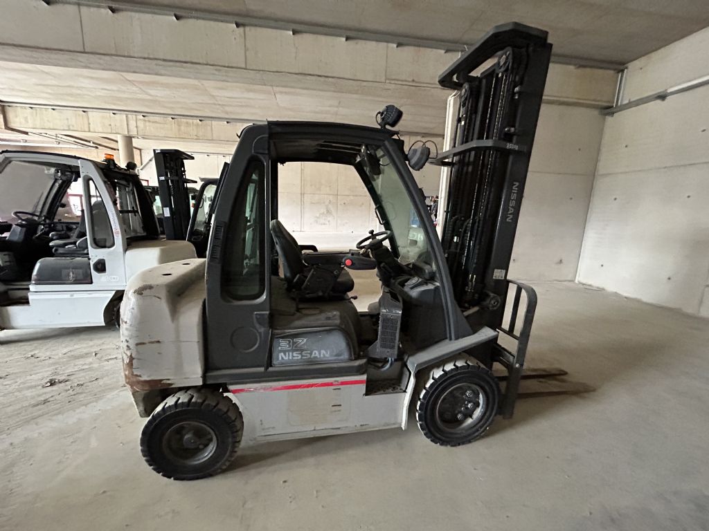 Nissan YG1D2A32Q Diesel Forklift www.staplertechnik.at