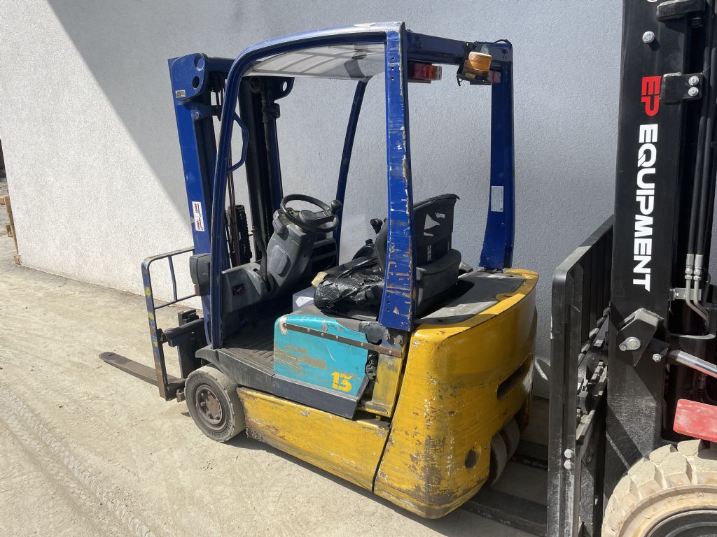 Komatsu-E18 T44-Elektro 3 Rad-Stapler-www.staplertechnik.at