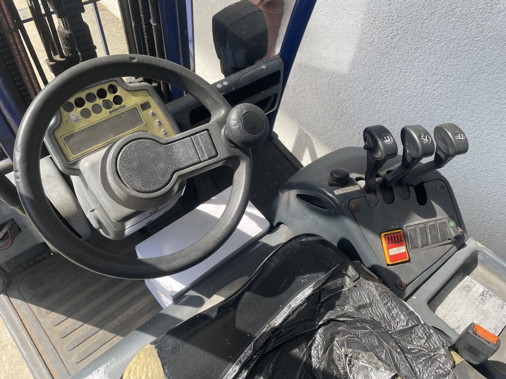 Komatsu-E18 T44-Elektro 3 Rad-Stapler-www.staplertechnik.at