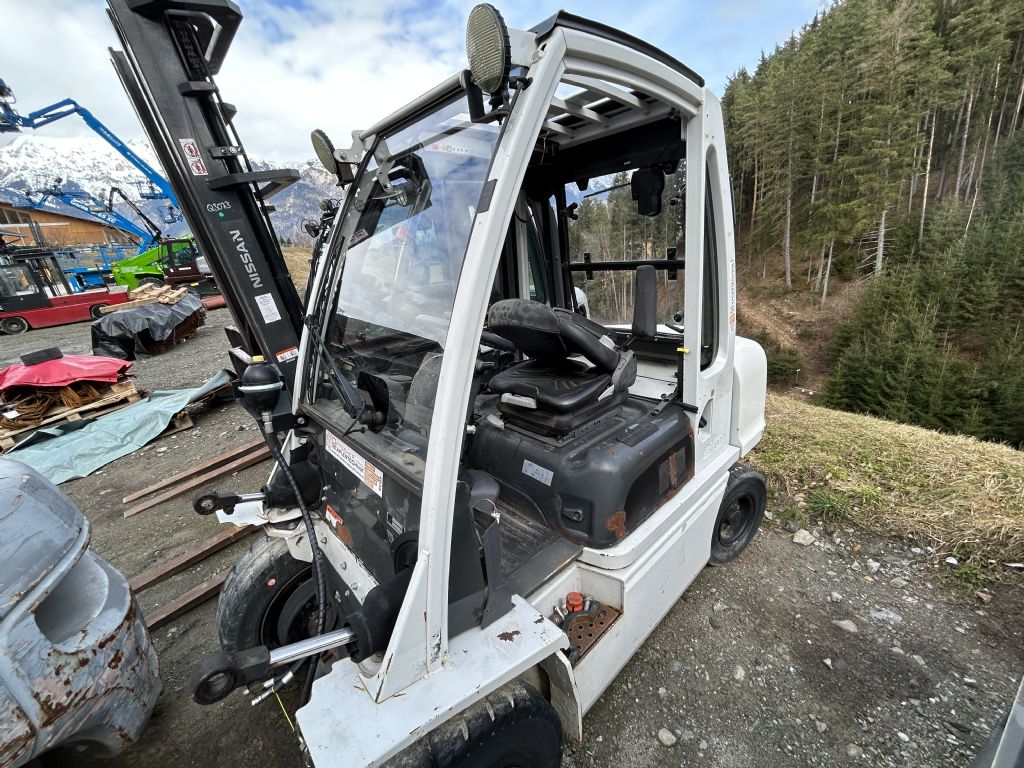 UniCarriers-YG1D2A30Q-Dieselstapler-www.staplertechnik.at