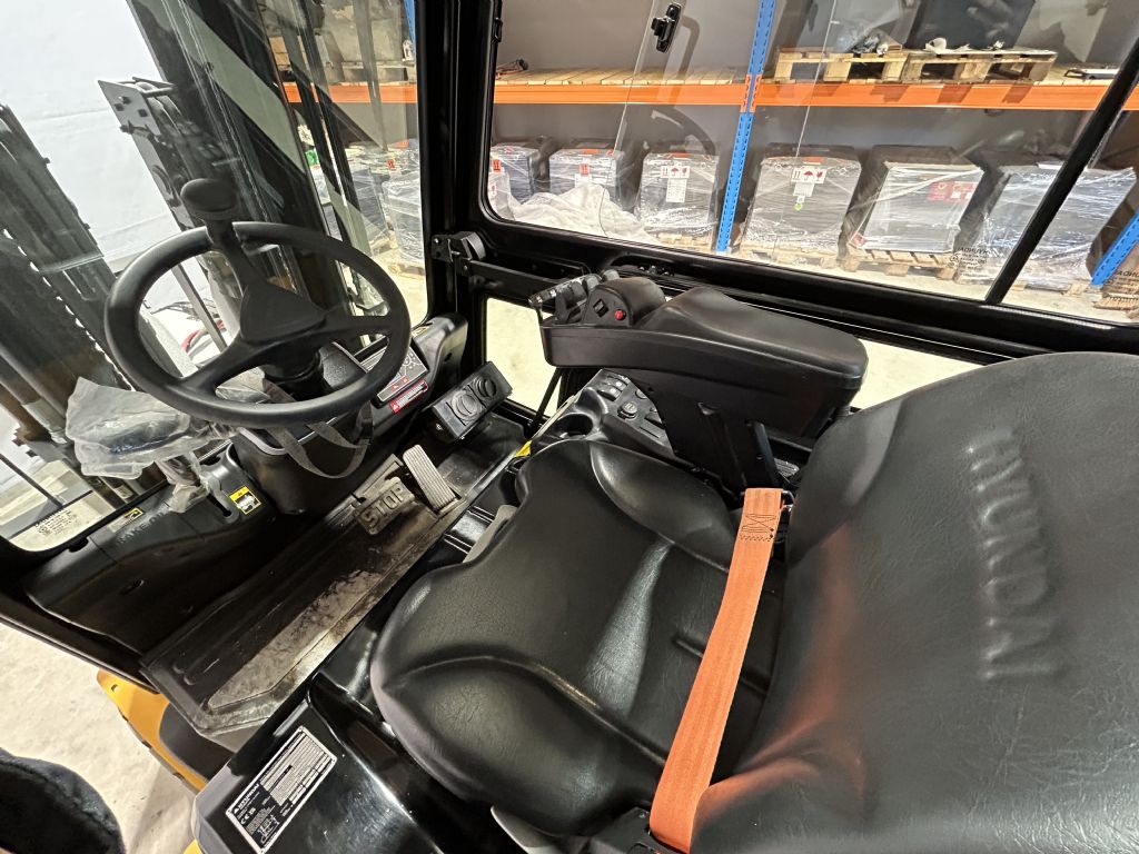 Hyundai-35BH-9-Elektro 4 Rad-Stapler-www.staplertechnik.at