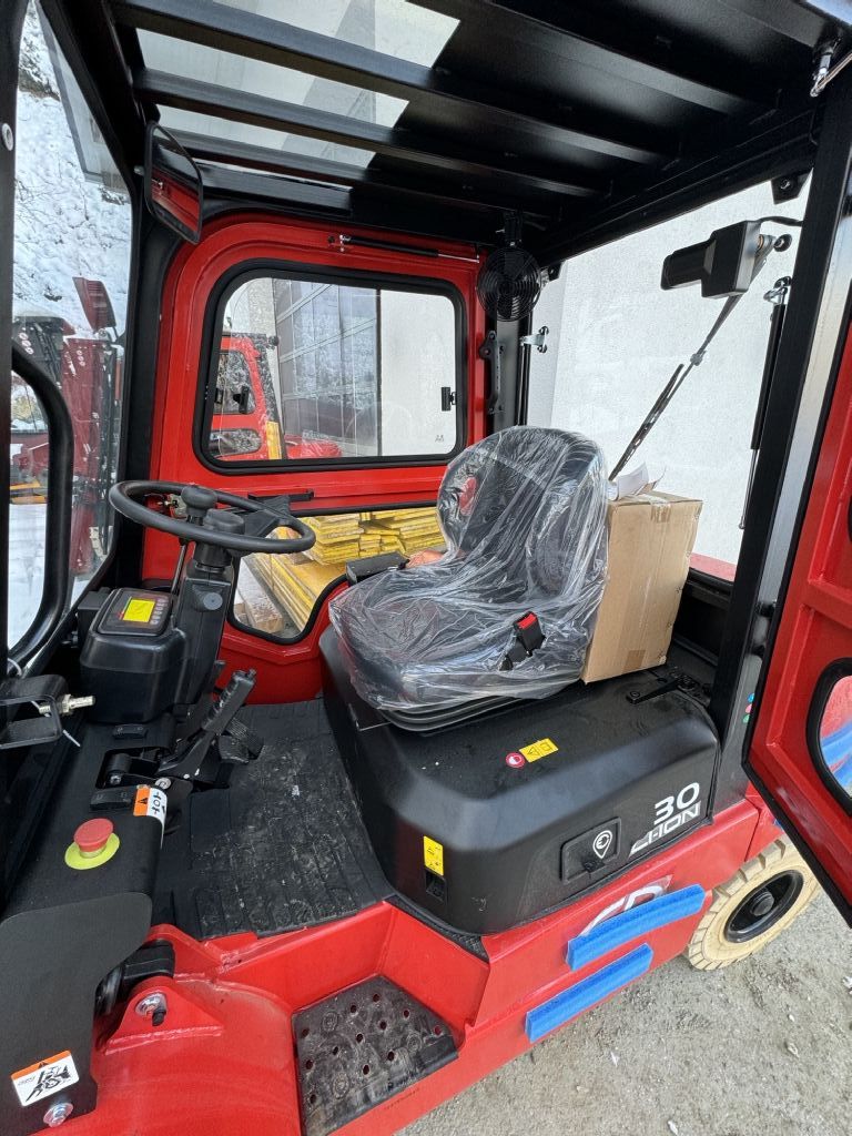 EP EFL302 LI-ION Electric 4-wheel forklift www.staplertechnik.at EP EFL302 LI-ION Electric 4-wheel forklift www.staplertechnik.at