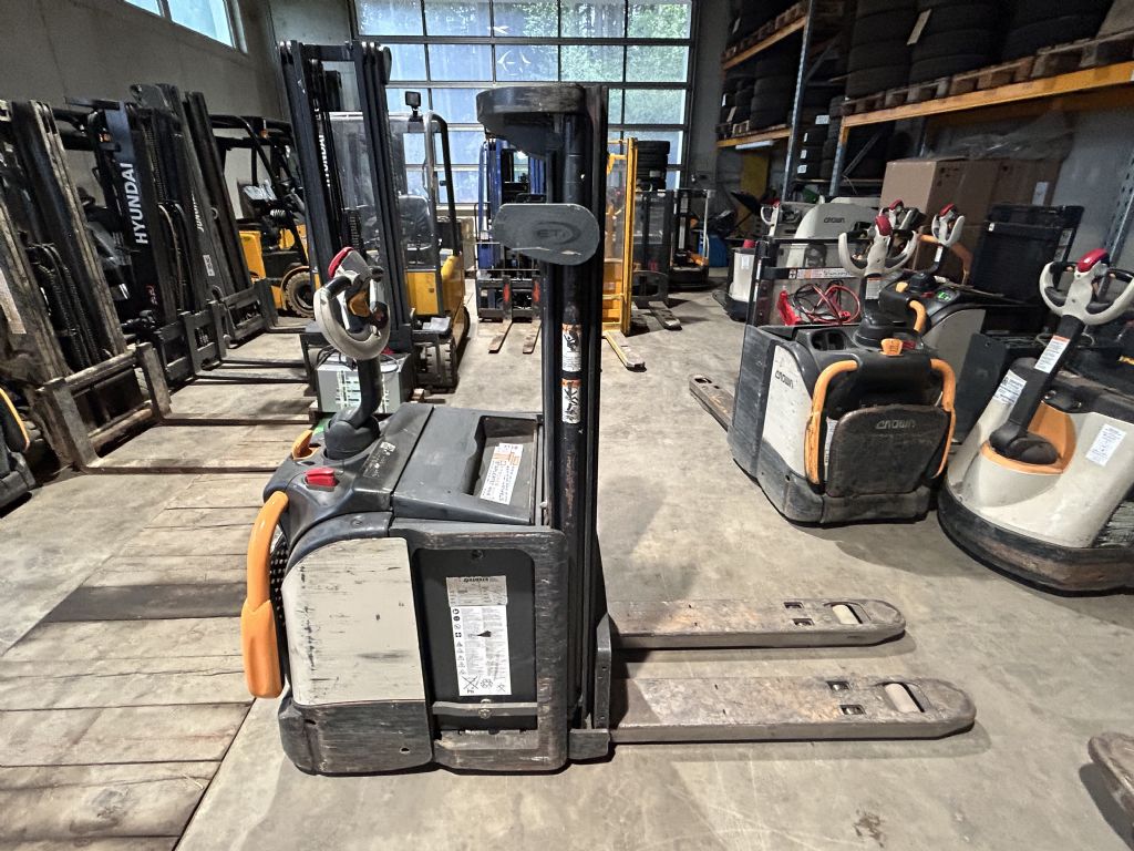 Crown-DT 3040-Hochhubwagen-www.staplertechnik.at