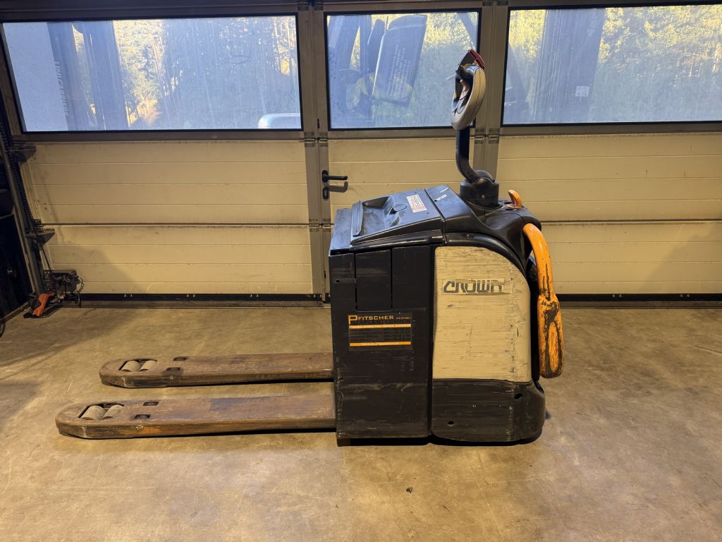 Crown WT3040 Fahrerstandstapler www.staplertechnik.at