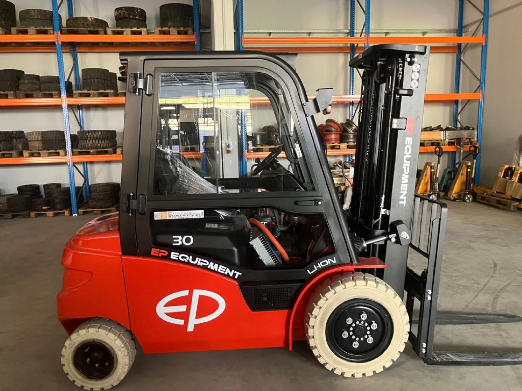 EP EFL303 LI-ION Electric 4-wheel forklift www.staplertechnik.at EP EFL303 LI-ION Electric 4-wheel forklift www.staplertechnik.at