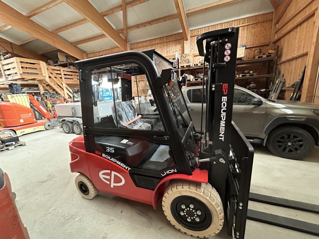 EP EFL353 LI-ION Electric 4-wheel forklift www.staplertechnik.at EP EFL353 LI-ION Electric 4-wheel forklift www.staplertechnik.at