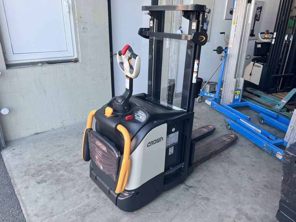 Crown-DT3040 ETF2600-Hochhubwagen-www.stapler-mueller.com
